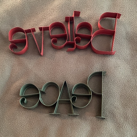 Cute Believe and Peace metal standing signs. Approx 5” tall. 13” long & 9 1/2” - Picture 4 of 6